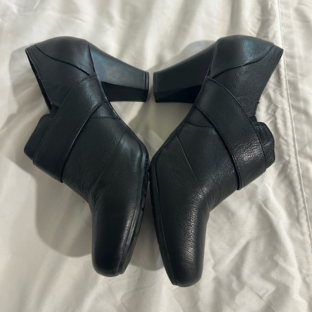 Clarks women’s size 8 black heels. - Picture 5 of 9
